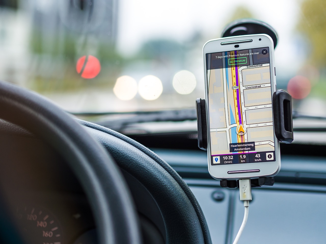 Używanie telefonu podczas jazdy — ile może wynieść mandat?