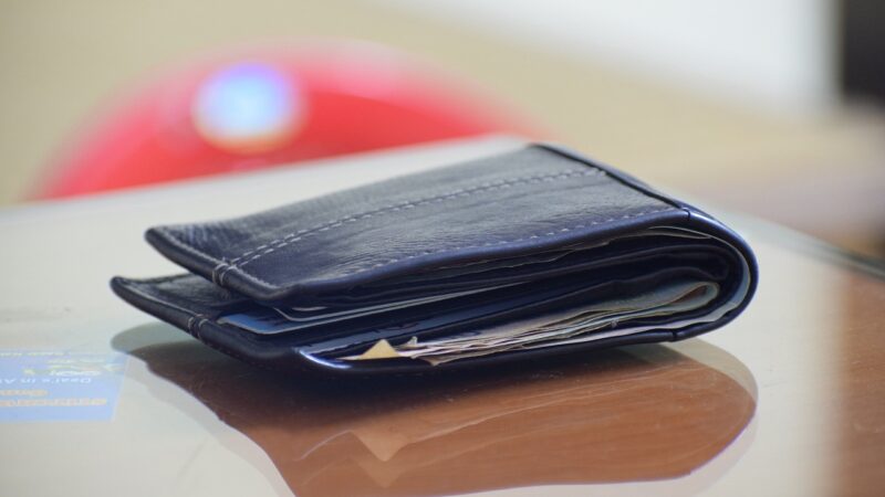 Nastolatkowie znaleźli portfel pełen pieniędzy. Ich postawa zaskoczyła policjantów