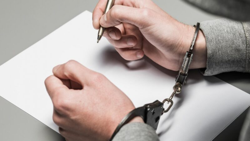 Awantury domowe, alkohol i narkotyki – 19-latek z Pisza trafia do aresztu