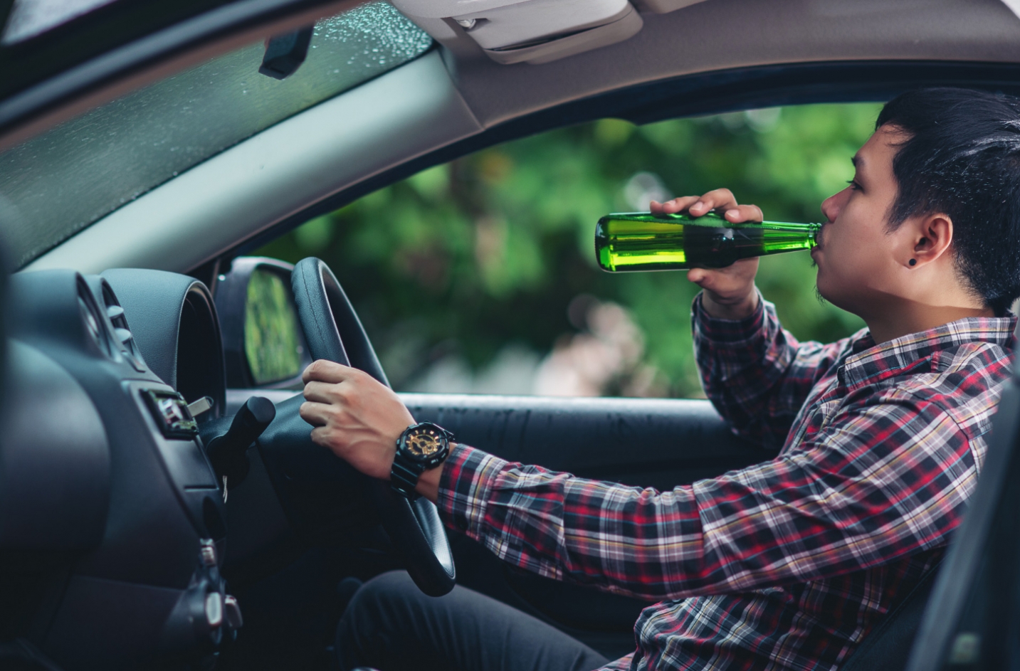 Mężczyzna pod wpływem alkoholu, utknął samochodem na krawężniku w Rucianem-Nidzie