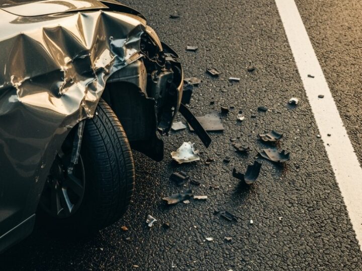 Wypadek na trasie: bus zderzył się z ciągnikiem, jedna osoba ranna