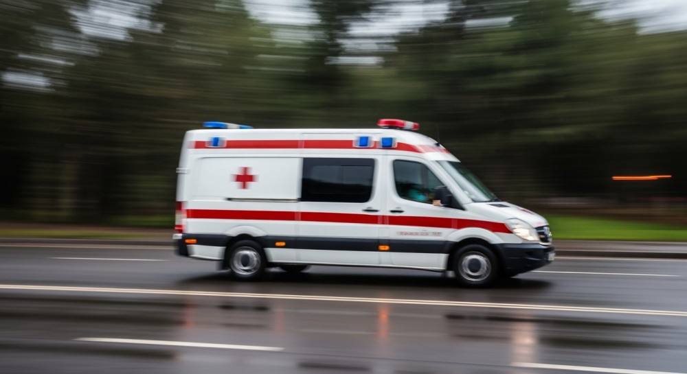 Policjanci uratowali seniorkę, która grzała się przy psie w zimnym mieszkaniu