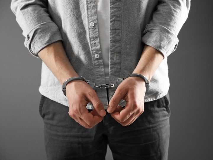 Kradzież alkoholu doprowadziła do zatrzymania poszukiwanego mężczyzny