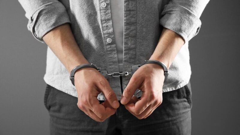 Kradzież alkoholu doprowadziła do zatrzymania poszukiwanego mężczyzny