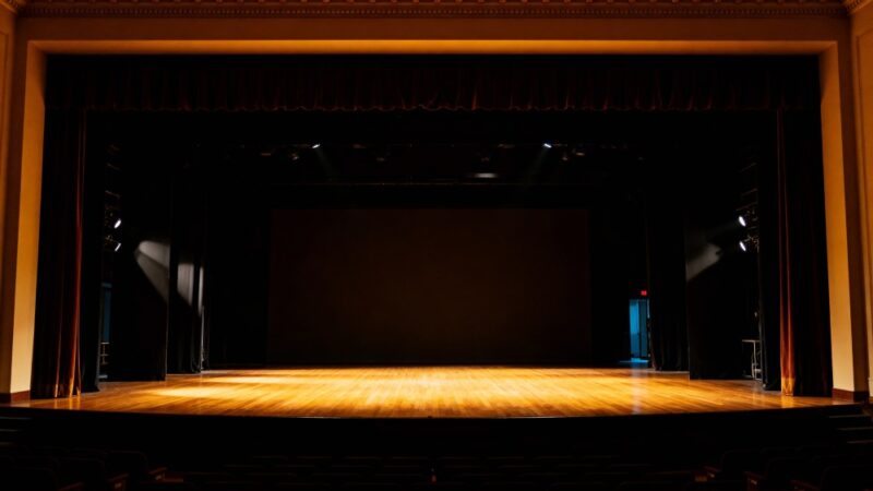 MAŁE ZBRODNIE MAŁŻEŃSKIE W TEATRZE PRZY STOLIKU