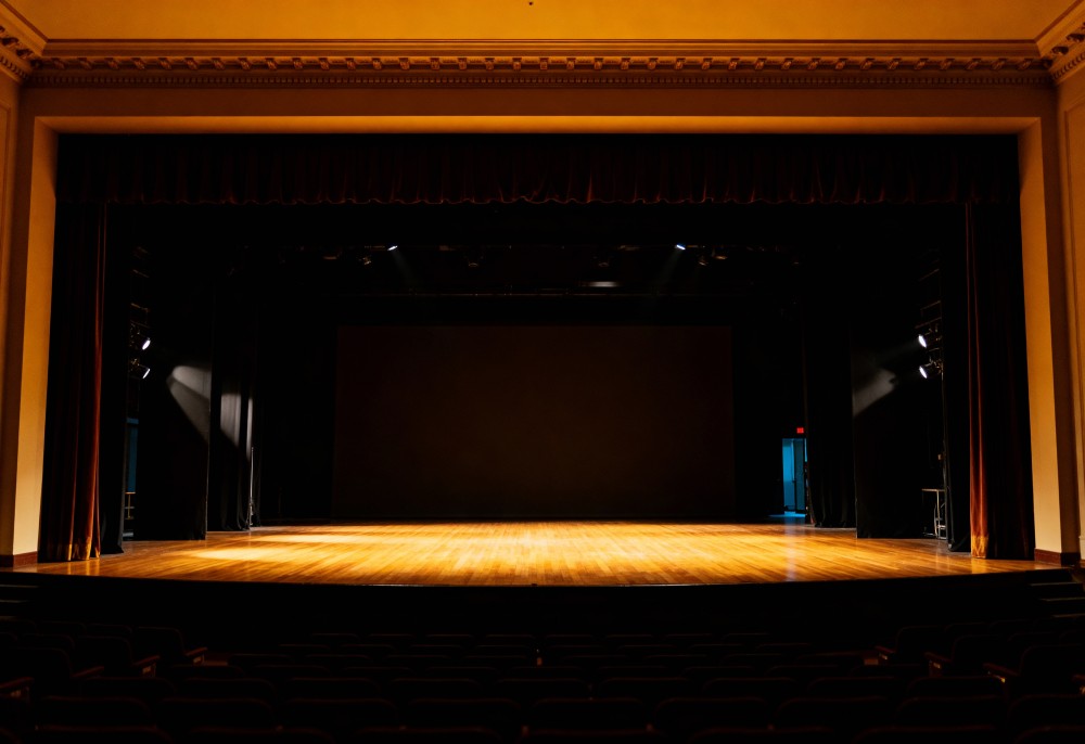 MAŁE ZBRODNIE MAŁŻEŃSKIE W TEATRZE PRZY STOLIKU